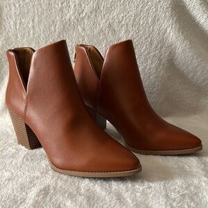 Sun + Stone brown ankle boots (9W)